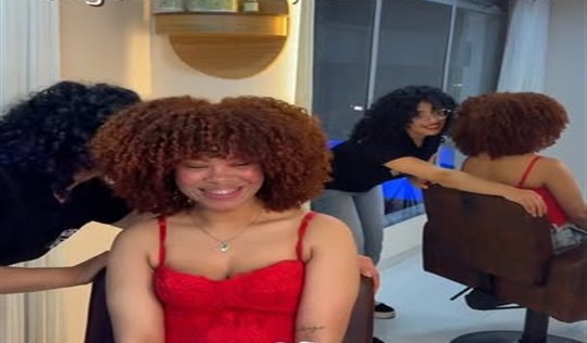 Clienta con afro cobrizo voluminoso