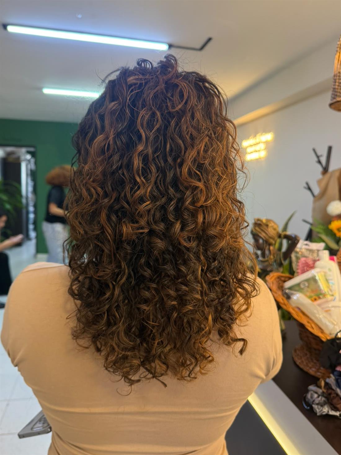 Rizos largos con reflejos caramelo después del corte