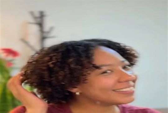 Clienta con rizos cortos y voluminosos